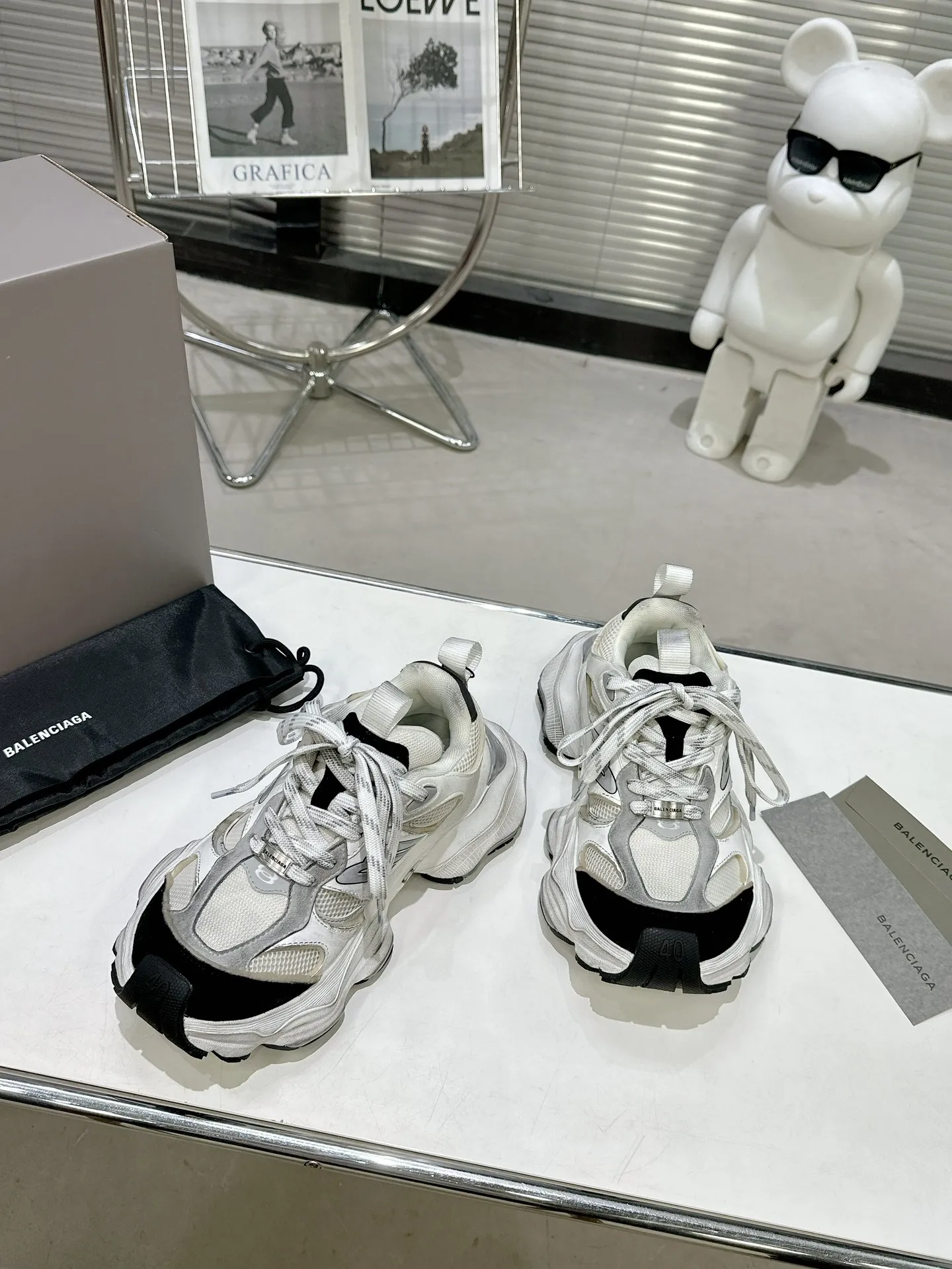 👟👟Ex-factory price 900👟👟 Balenciaga SUMMER 24 Cargo Sneaker Global Limited Edition (JDL) top version super hot! The ultimate secret of 6XL. With the release of Balenciaga's summer 24 series, the 6XL sneakers worn by Liu Haoran on the show once again became a fashion talking point. As soon as the show ended, many bloggers posted reviews of these shoes and comparisons with the 3XL. Looking closely at the whole shoe, there is a larger variant of the "B" logo and a smaller bright yellow as embellishment. The upper material is still normal leather + mesh. All pairs of original materials. Number of yards: 35-45 yards.